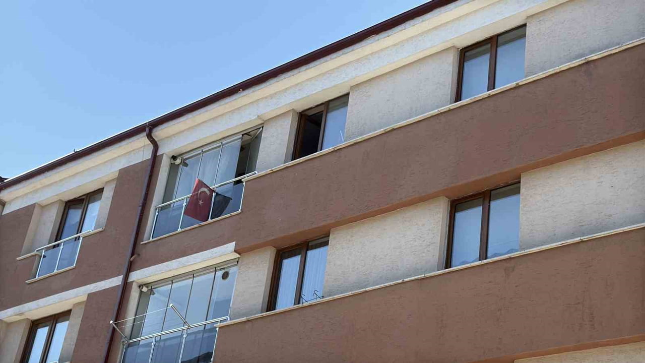 ESKİŞEHİR’DE MÜRSEL ERKENDEN HABER ALINAMAYAN VE DAİRESİNİN KÖTÜ KOKULARI GELEN 77 YAŞINDAKİ...