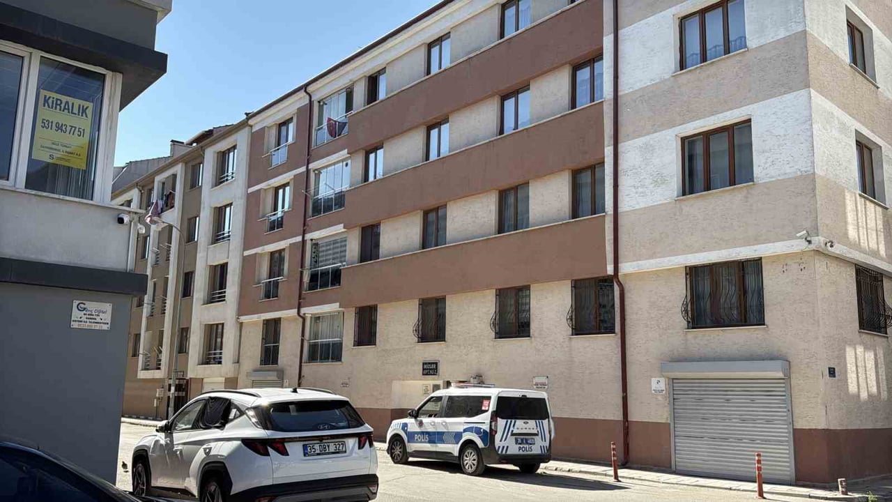 ESKİŞEHİR’DE MÜRSEL ERKENDEN HABER ALINAMAYAN VE DAİRESİNİN KÖTÜ KOKULARI GELEN 77 YAŞINDAKİ...
