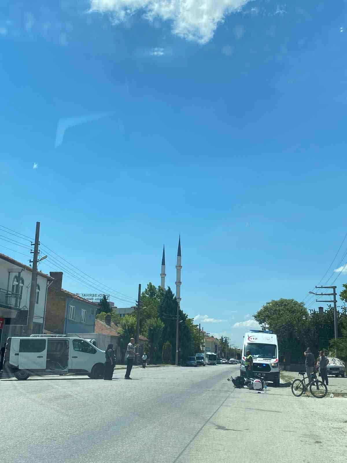 ESKİŞEHİR’DE PANELVAN ARAÇ İLE MOTOSİKLETİN ÇARPIŞMASI SONUCU MEYDANA GELEN TRAFİK KAZASINDA 1...