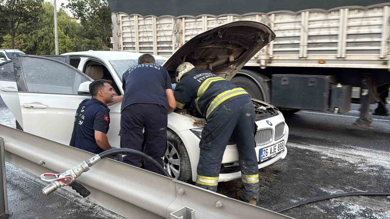 ESKİŞEHİR’DE SANAYİ BAKIMINDAN ÇIKTIKTAN 10 DAKİKA SONRA SEYİR HALİNDEYKEN ALEV ALAN OTOMOBİL...