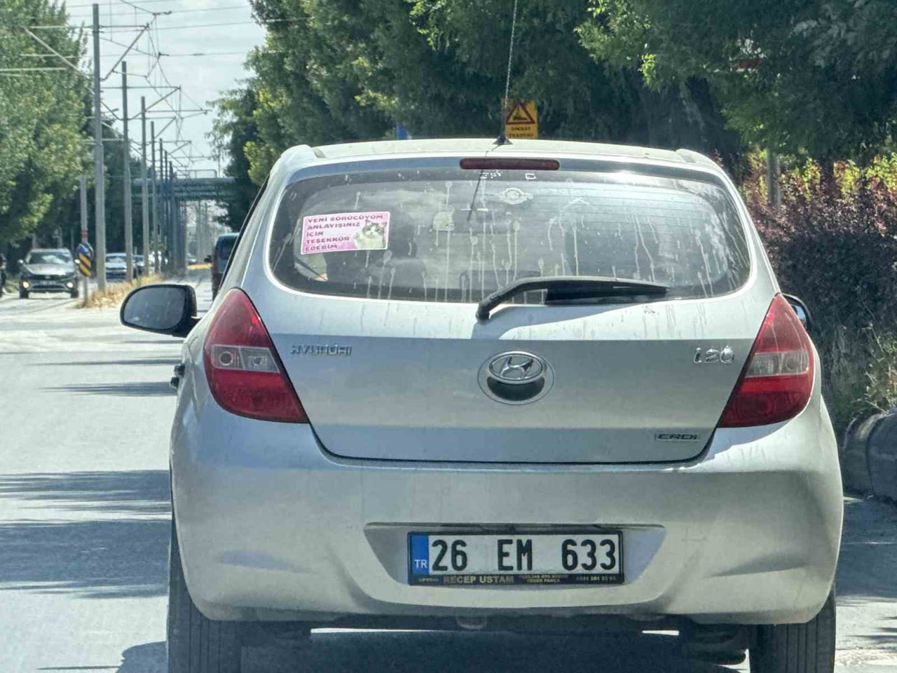ESKİŞEHİR’DE SEYİR HALİNDE BULUNAN OTOMOBİLİN ARKASINA YAPIŞTIRILAN YAZI, TRAFİKTEKİ DİĞER...