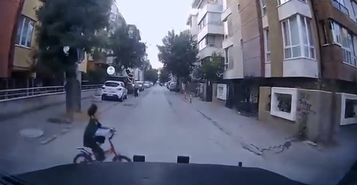 ESKİŞEHİR’DE SEYİR HALİNDEKİ ARACIN ÖNÜNE ANİDEN ÇIKAN BİSİKLETLİ ÇOCUK, SÜRÜCÜNÜN HIZLI REFLEKSİ...