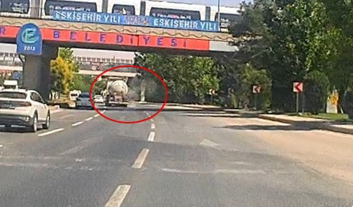 ESKİŞEHİR’DE SEYİR HALİNDEKİ TANKERİN ARKA LASTİĞİ BÜYÜK BİR GÜRÜLTÜYLE PATLARKEN O ANLAR ARKADAN...