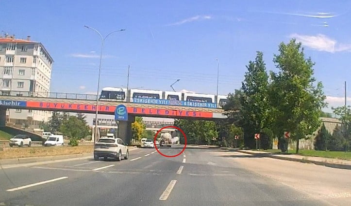 ESKİŞEHİR’DE SEYİR HALİNDEKİ TANKERİN ARKA LASTİĞİ BÜYÜK BİR GÜRÜLTÜYLE PATLARKEN O ANLAR ARKADAN...