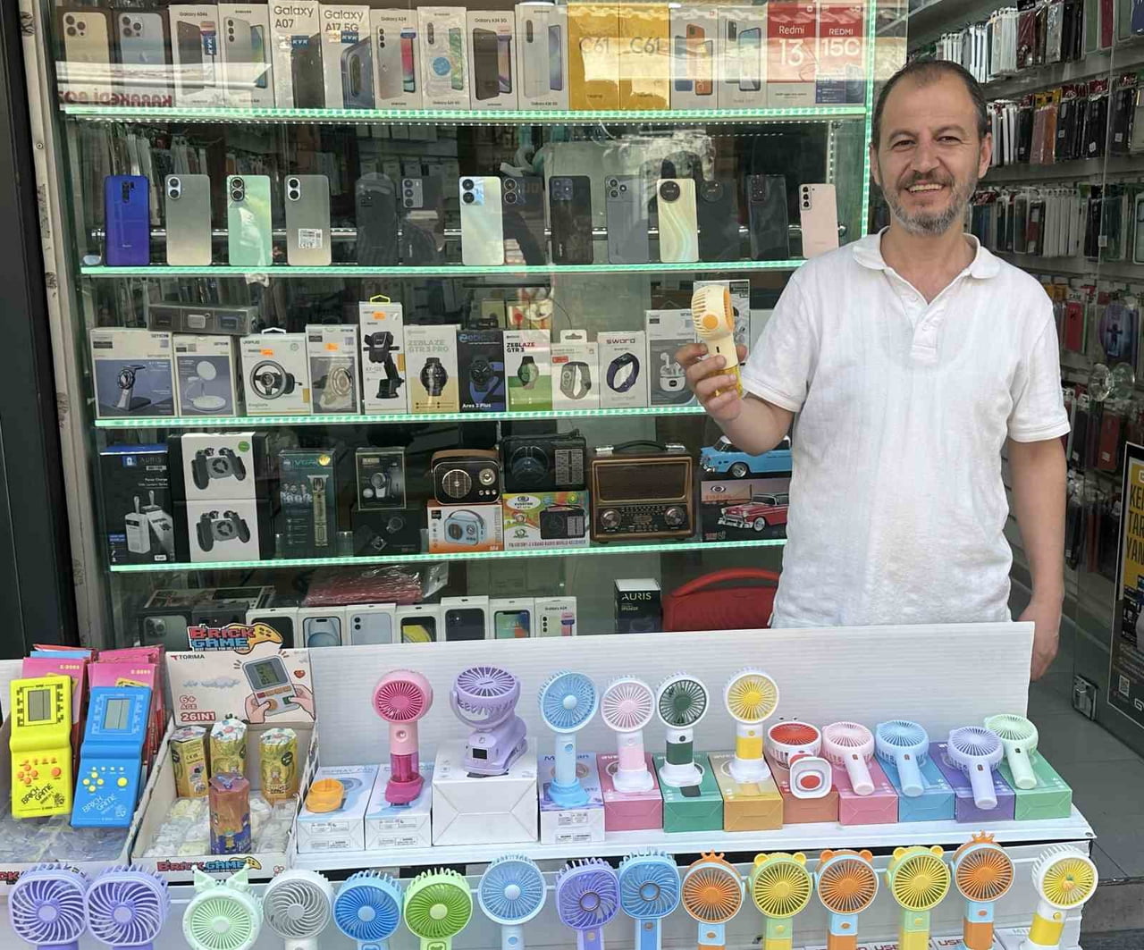 ESKİŞEHİR’DE  UZUN YILLARDAN BERİ ESNAFLIK YAPAN KUBİLAY ÖRÇÜN YAZ AYLARINDA BUNALTICI SICAKLARDAN...