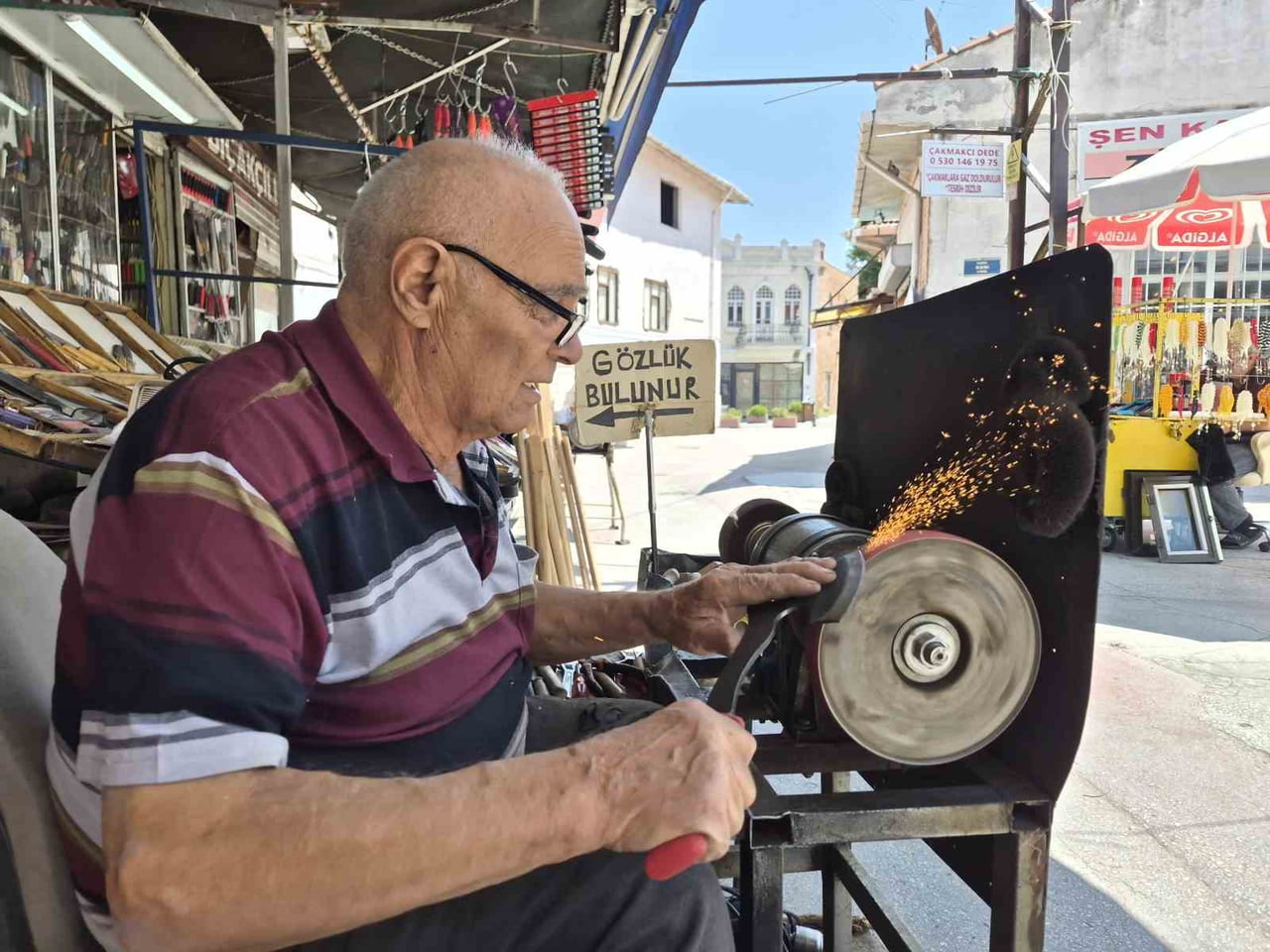 ESKİŞEHİR’DE YARIM ASRA YAKIN BİR SÜREDİR ŞEMSİYE TAMİRİ VE BIÇAK BİLEME ÜZERİNE FAALİYET GÖSTEREN...
