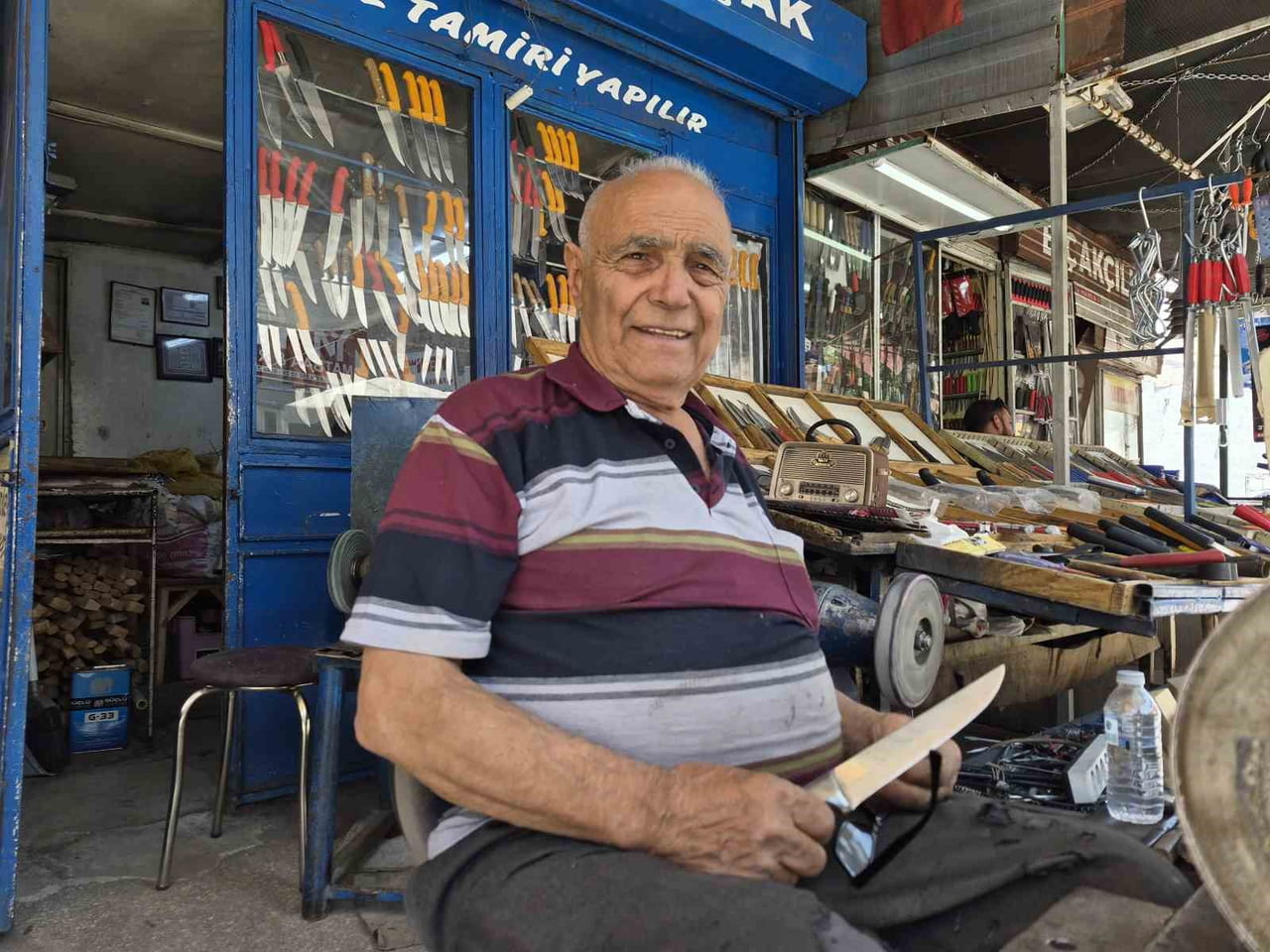 ESKİŞEHİR’DE YARIM ASRA YAKIN BİR SÜREDİR ŞEMSİYE TAMİRİ VE BIÇAK BİLEME ÜZERİNE FAALİYET GÖSTEREN...
