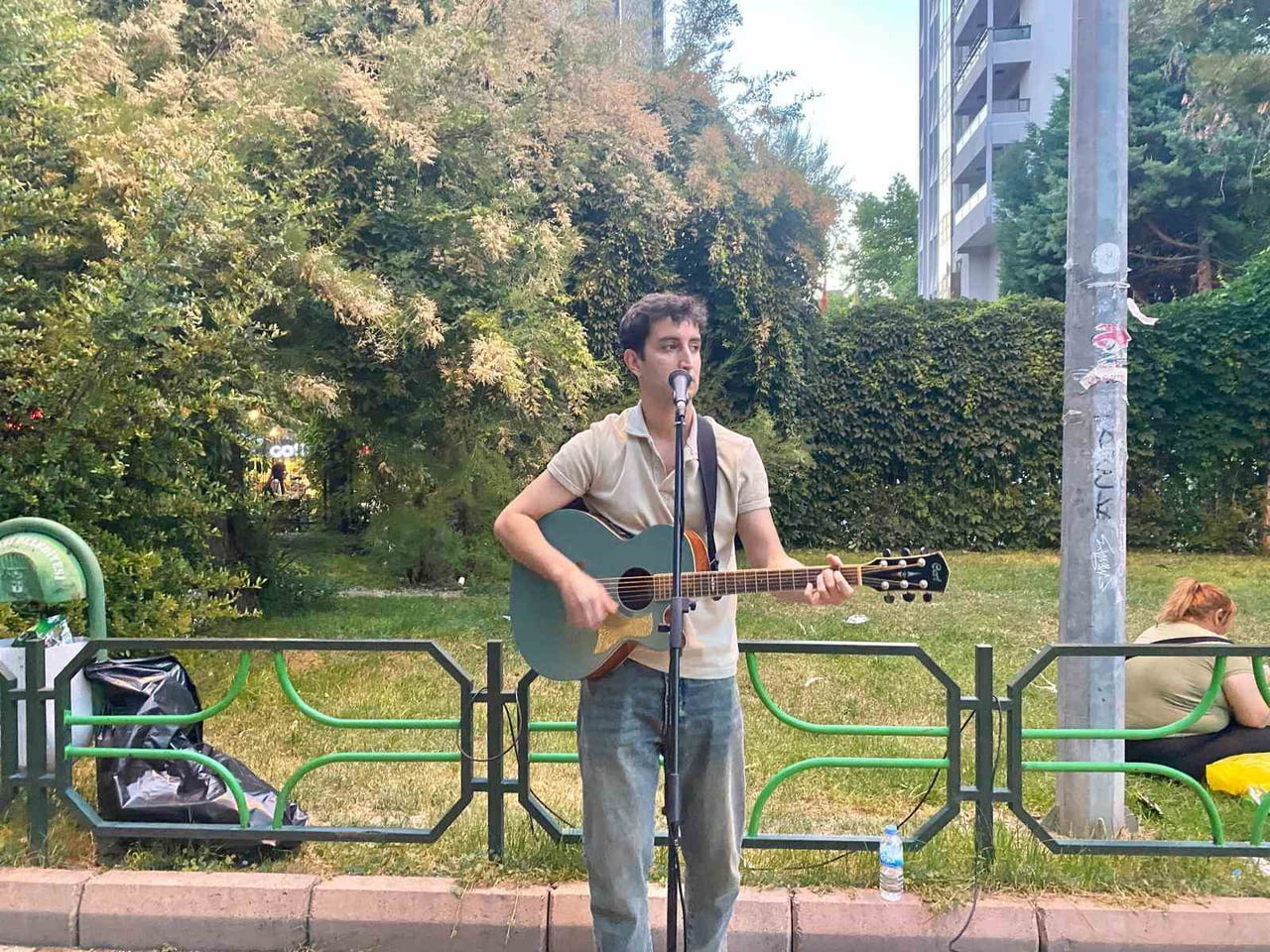 ESKİŞEHİR’DE YAŞAYAN EKİN UĞUR, KENDİ BESTELERİNİ DAHA GENİŞ KİTLELERE ULAŞTIRABİLMEK AMACIYLA...
