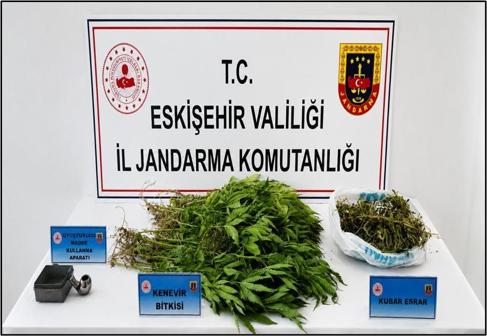 ESKİŞEHİR İL JANDARMA KOMUTANLIĞINCA EKİPLERİ TARAFINDAN BİR ADRESTE YAPILAN ARAMADA UYUŞTURUCU...