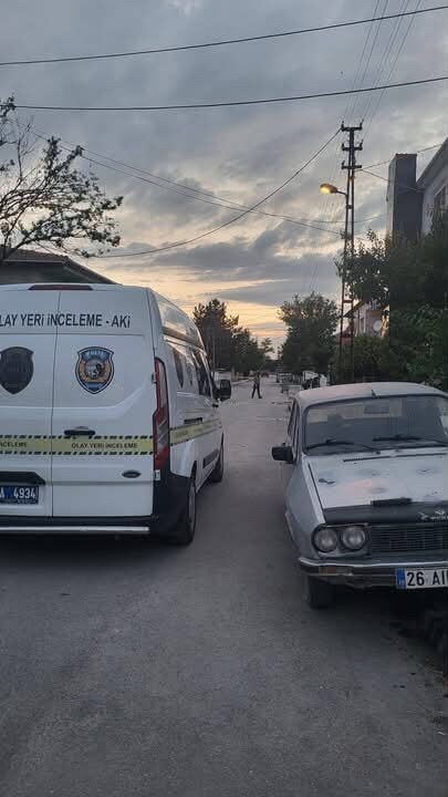 ESKİŞEHİR’İN ÇİFTELER İLÇESİNDE İKİ KOMŞU ARASINDA ÇIKAN HURDACI ARACI PARK ETME TARTIŞMASI...