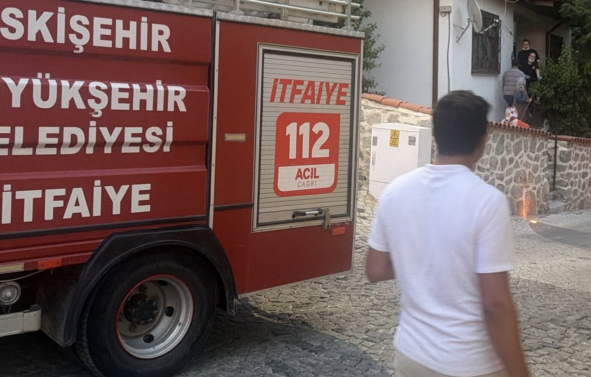 ESKİŞEHİR’İN SİVRİHİSAR İLÇESİNDE KOMŞULARININ 3 GÜNDÜR HABER ALAMADIĞI VE EVİNDE EKİPLERCE ARAMA...