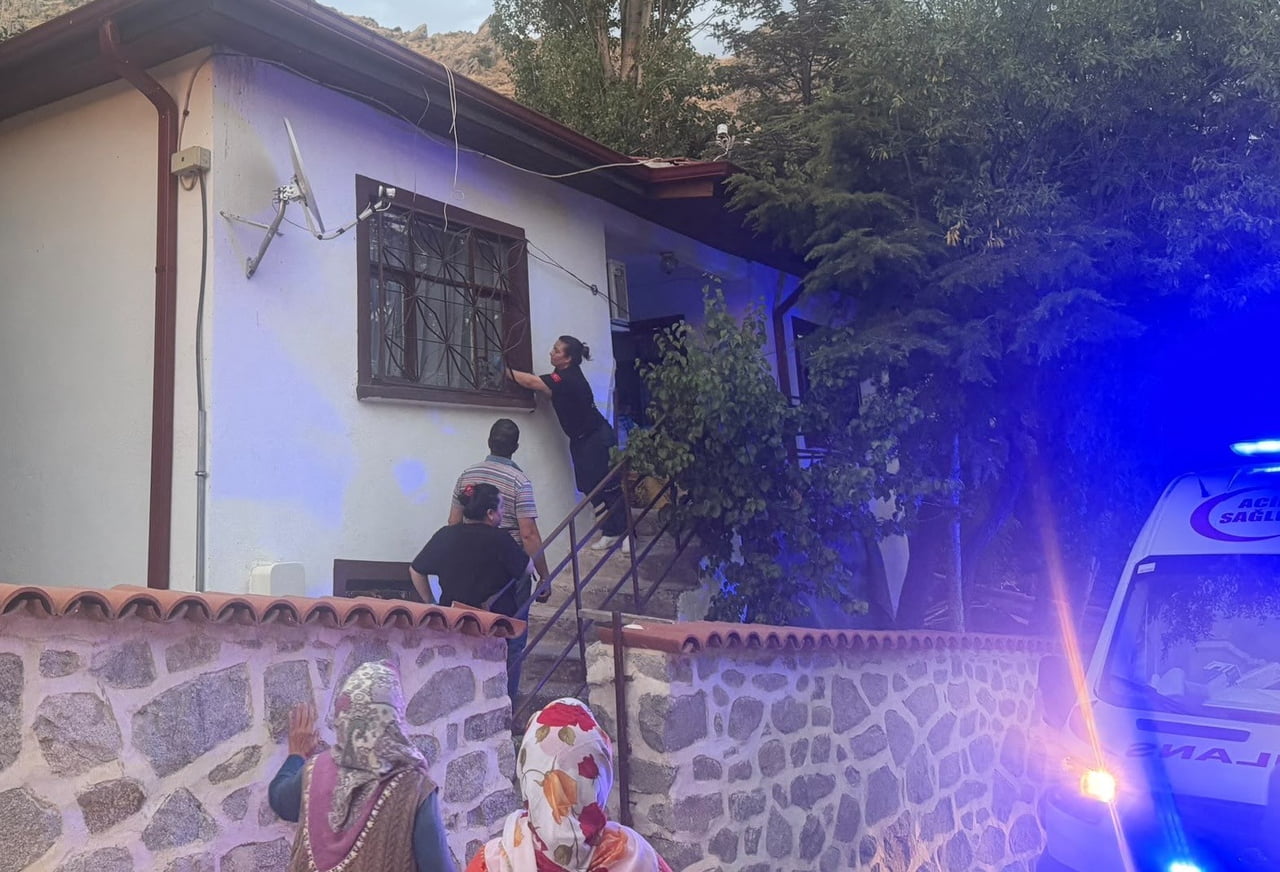 ESKİŞEHİR’İN SİVRİHİSAR İLÇESİNDE KOMŞULARININ 3 GÜNDÜR HABER ALAMADIĞI VE EVİNDE EKİPLERCE ARAMA...