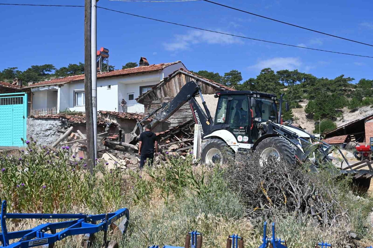ESKİŞEHİR İNÖNÜ BELEDİYE BAŞKANI SERHAT HAMAMCI, VATANDAŞLARDAN GELEN TALEPLER DOĞRULTUSUNDA...