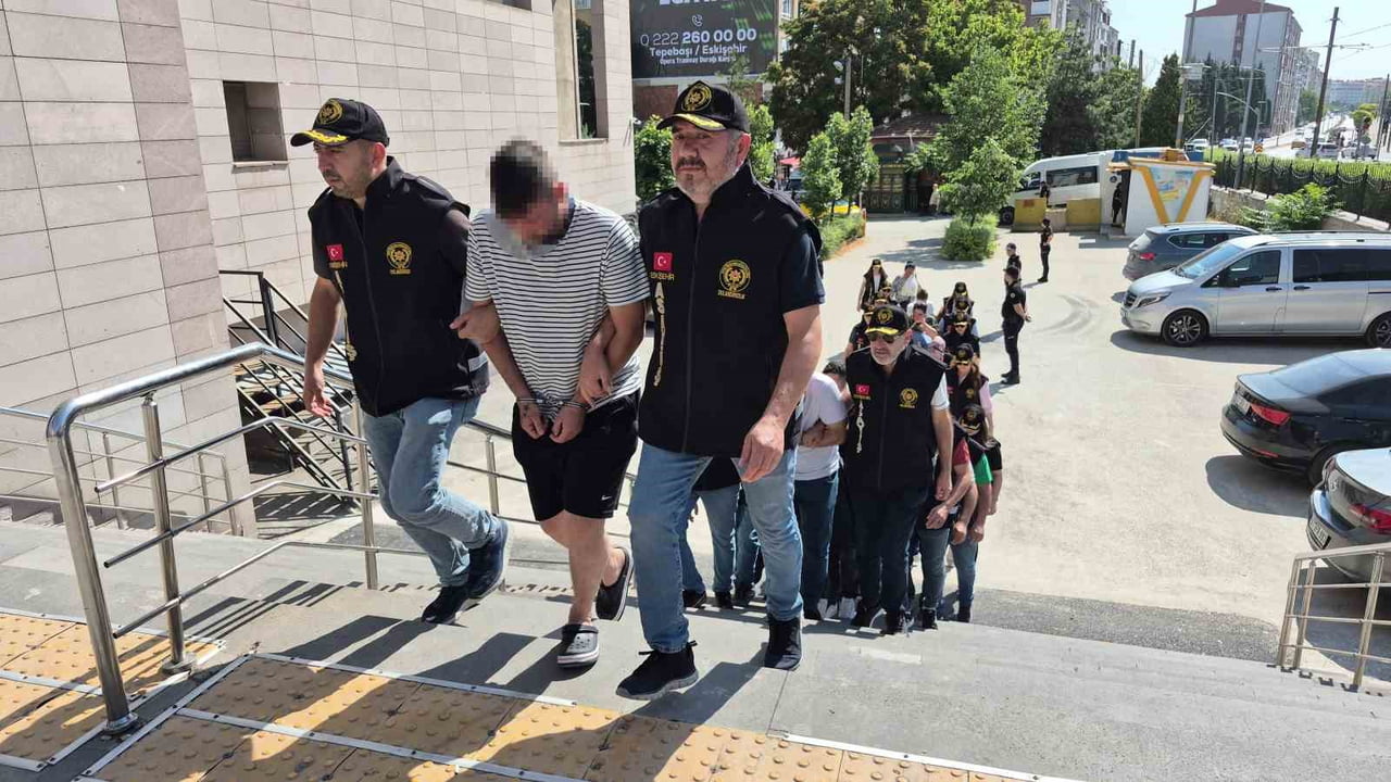 ESKİŞEHİR MERKEZLİ 4 İLDE DÜZENLENEN DOLANDIRICILIK OPERASYONUNDA GÖZALTINA ALINAN 12 ŞÜPHELİ...
