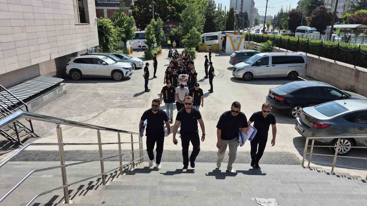 ESKİŞEHİR MERKEZLİ 4 İLDE DÜZENLENEN DOLANDIRICILIK OPERASYONUNDA GÖZALTINA ALINAN 12 ŞÜPHELİ...