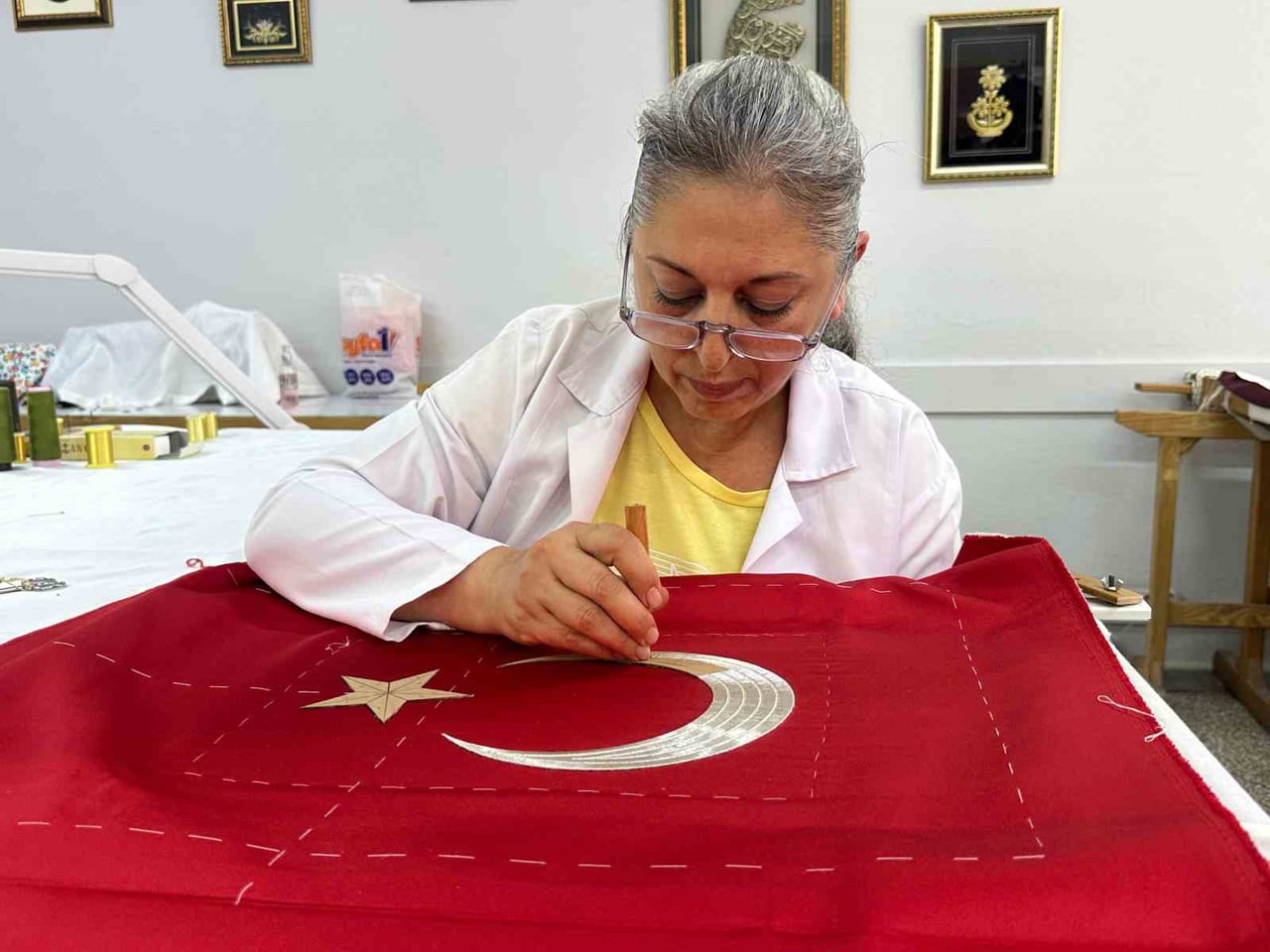 ESKİŞEHİR OLGUNLAŞMA ENSTİTÜSÜ USTA ÖĞRETİCİSİ İNCİ ÖZ, GEÇMİŞ DÖNEMLERDE GENÇ KIZLARIN EL...
