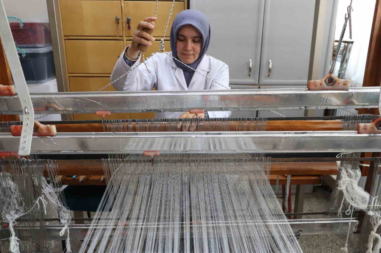 ESKİŞEHİR OLGUNLAŞTIRMA ENSTİTÜSÜ'NDE USTA ÖĞRETİCİ OLARAK ÇALIŞAN MEVLÜŞ ÖZKUM, ASIRLIK YÜN...