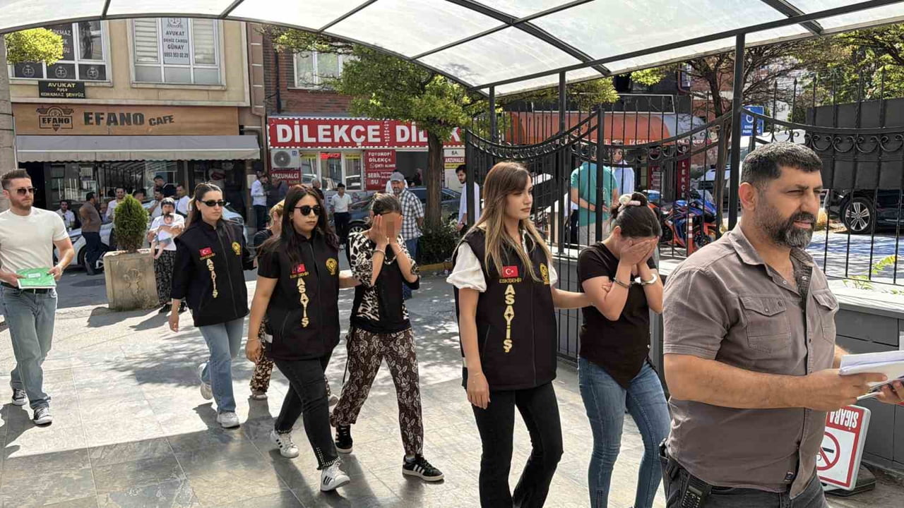 ESKİŞEHİR POLİS EKİPLERİ BİR İKAMETİN KAPISINI ZORLAYARAK AÇMAYA ÇALIŞAN 3 KADINI SUÇÜSTÜ...