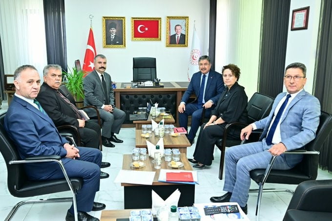 ESKİŞEHİR VALİSİ DR. ERDİNÇ YILMAZ, AİLE VE SOSYAL HİZMETLER İL MÜDÜRLÜĞÜNÜ ZİYARET EDEREK İL...