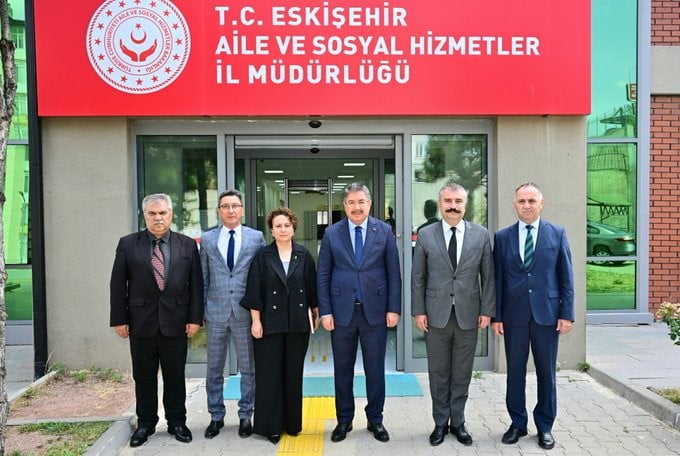 ESKİŞEHİR VALİSİ DR. ERDİNÇ YILMAZ, AİLE VE SOSYAL HİZMETLER İL MÜDÜRLÜĞÜNÜ ZİYARET EDEREK İL...