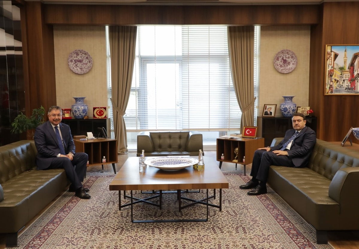 ESKİŞEHİR VALİSİ DR. ERDİNÇ YILMAZ, KÜTAHYA VALİSİ MUSA IŞIN'I MAKAMINDA ZİYARET EDEREK İKİ ŞEHİR...