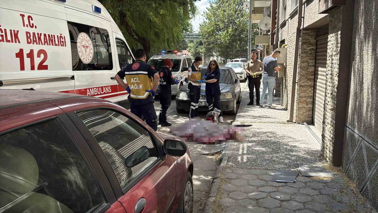 ESKİŞEHİRDE 3’ÜNCÜ KATTAN YERE DÜŞEN 61 YAŞINDAKİ HURİYE BAKILAN FECİ ŞEKİLDE CAN...
