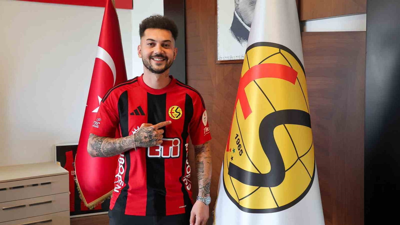 ESKİŞEHİRSPOR, HÜCUM HATTINI İSE BEYKAN ŞİMŞEK İLE GÜÇLENDİRDİ.