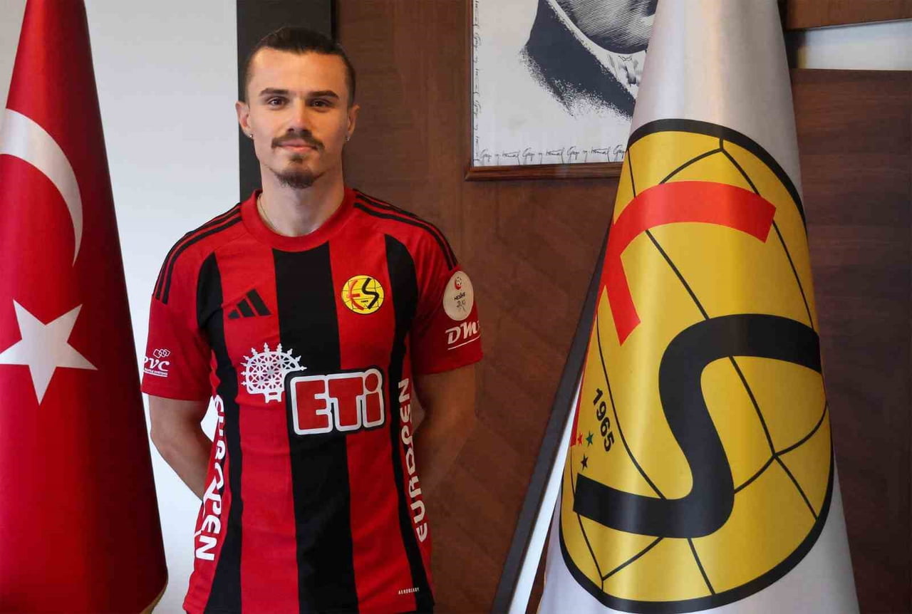 ESKİŞEHİRSPOR, TRANSFER ÇALIŞMALARI KAPSAMINDA SON OLARAK ÇORLUSPOR 1947 FORMASI GİYEN 23...