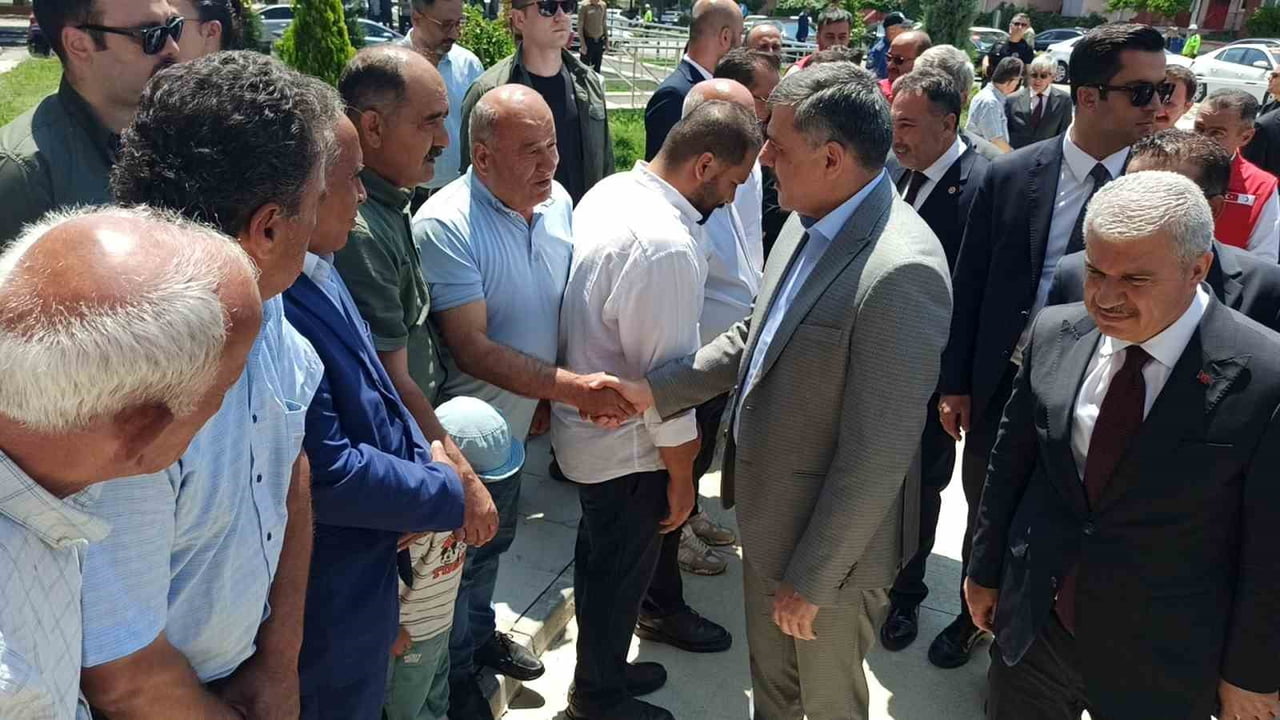 ESNAF ZİYARETİNDE BULUNAN BAKAN ÇİFTÇİ İŞ YERLERİNİ TEK TEK DOLAŞARAK VATANDAŞLARLA SOHBET ETTİ...
