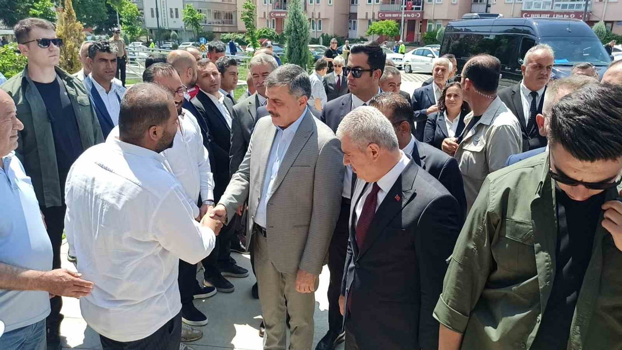 ESNAF ZİYARETİNDE BULUNAN BAKAN ÇİFTÇİ İŞ YERLERİNİ TEK TEK DOLAŞARAK VATANDAŞLARLA SOHBET ETTİ...