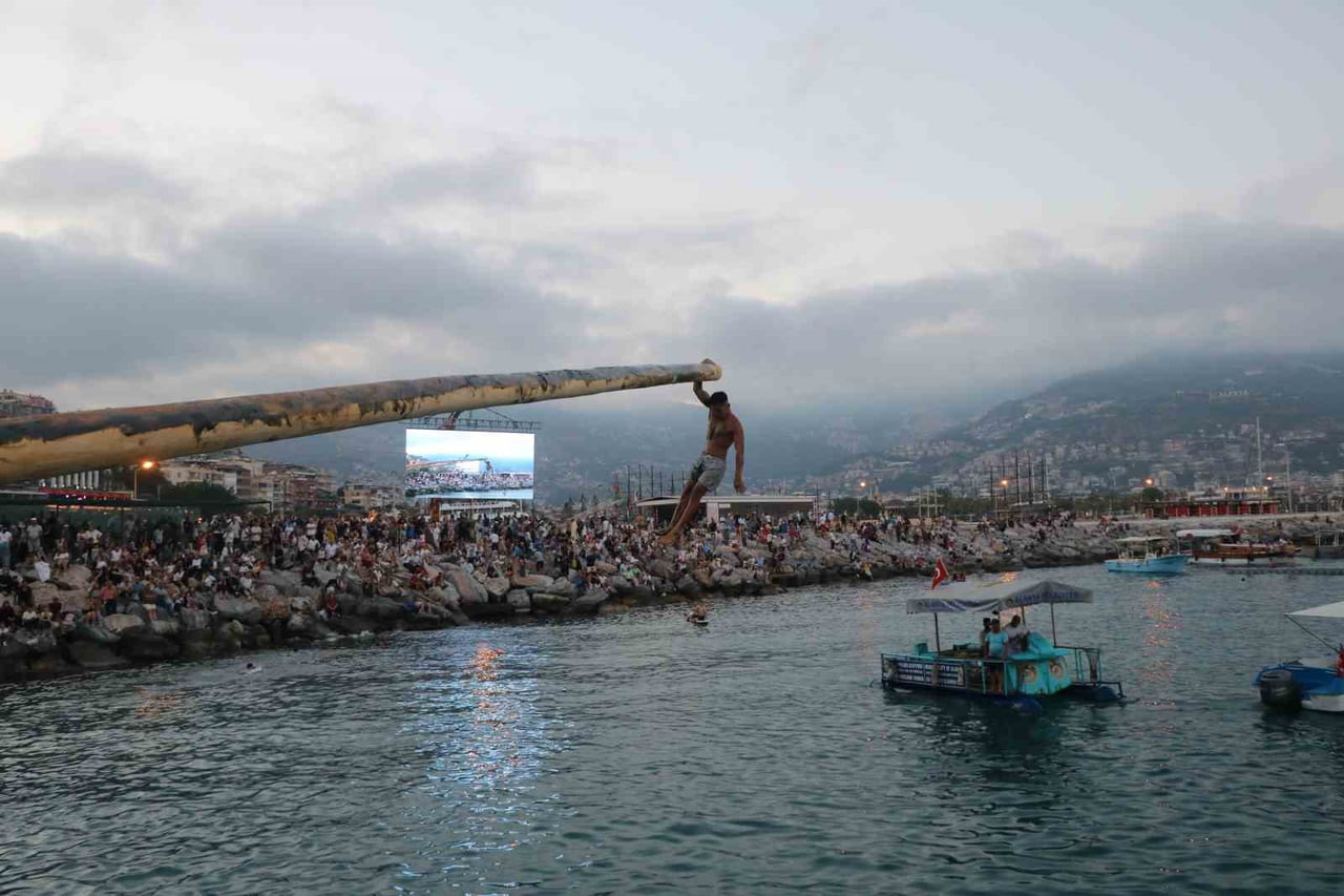ETKİNLİĞE ALANYA KAYMAKAM VEKİLİ VE GAZİPAŞA KAYMAKAMI HASAN UĞUZ, ALANYA BELEDİYE BAŞKANI OSMAN...