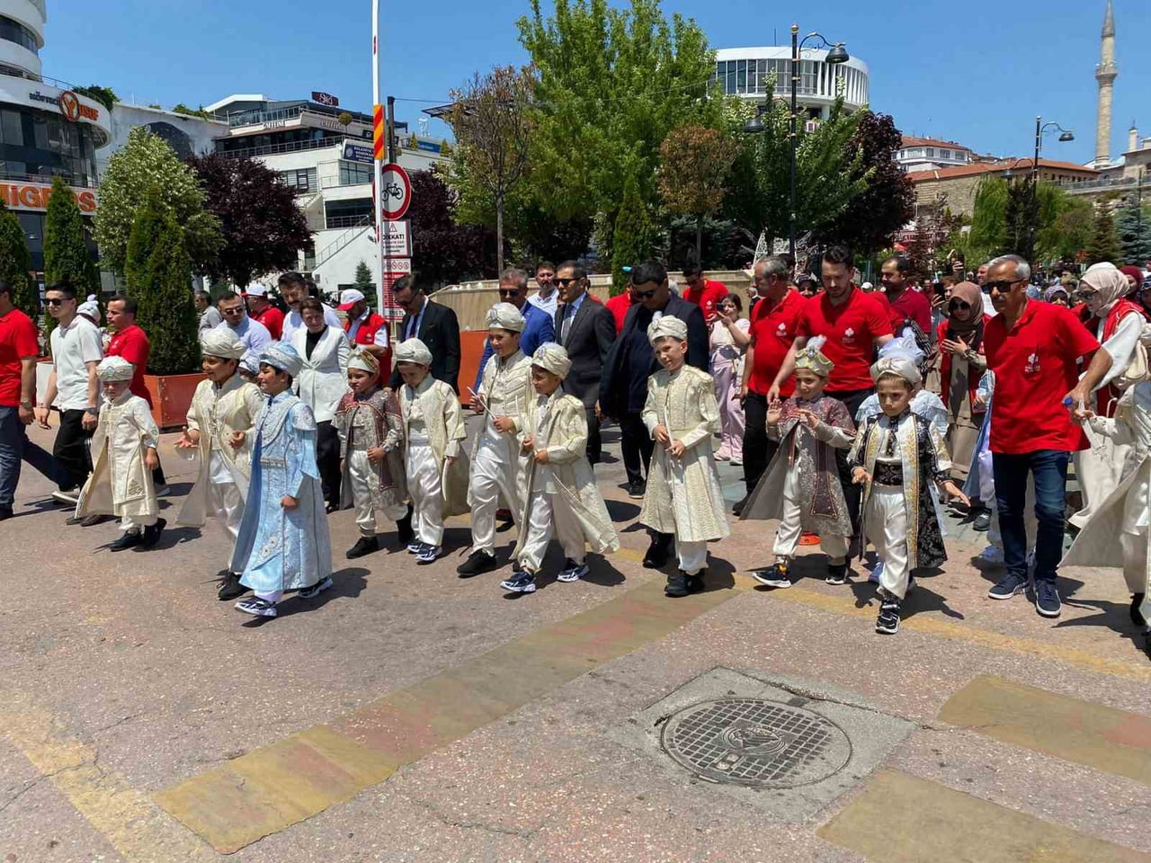 ETKİNLİK ÇERÇEVESİNDE ŞEHRİN EN İŞLEK NOKTALARINDAN İZZET BAYSAL CADDESİ'NDE BİR ARAYA GELEN...