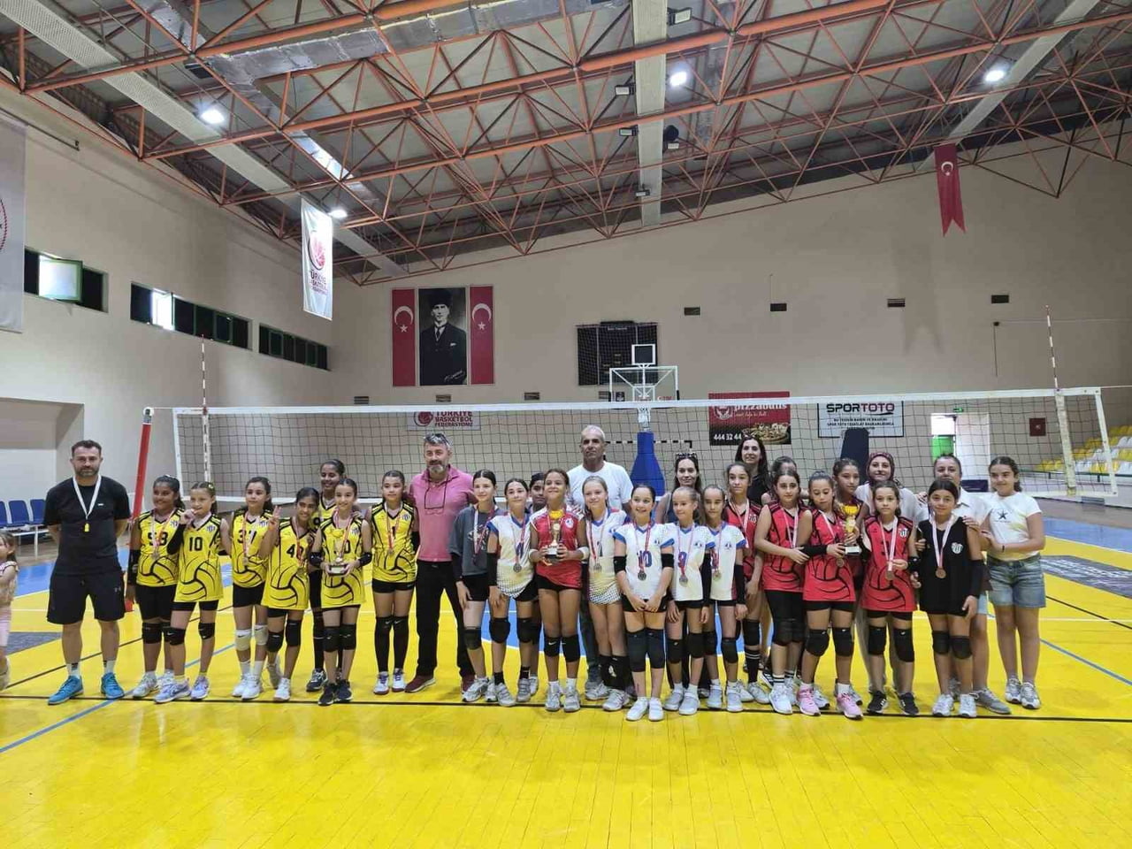 ETKİNLİKLERE KATILAN GENÇLER