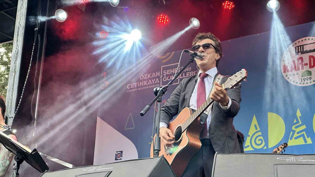ETKİNLİKLERİN MÜZİK BÖLÜMÜNDE İLK OLARAK ROCK MÜZİĞİNİN SEVİLEN GRUPLARINDAN AYNA SAHNE ALDI....