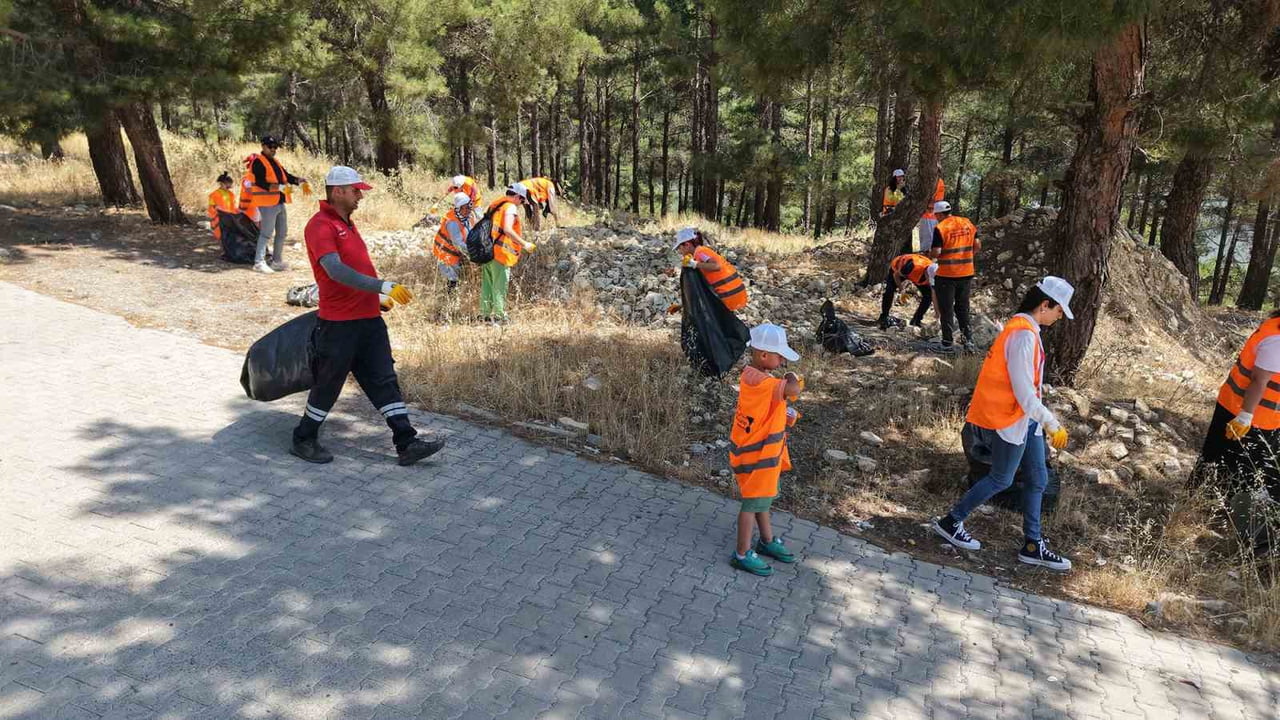 ETKİNLİKTE HEM DOĞAL ALANLAR ATIKLARDAN ARINDIRILDI HEM DE ÇEVRENİN KORUNMASINA YÖNELİK...