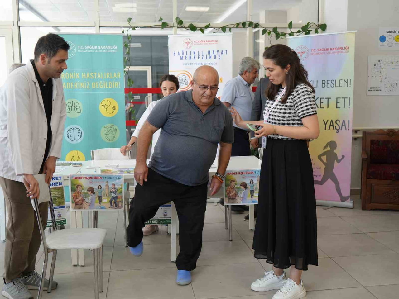 ETKİNLİKTE HUZUREVİ SAKİNLERİNİN KAS GÜCÜ, DENGE VE FİZİKSEL PERFORMANSLARI ÖLÇÜLEREK 'HAREKET...