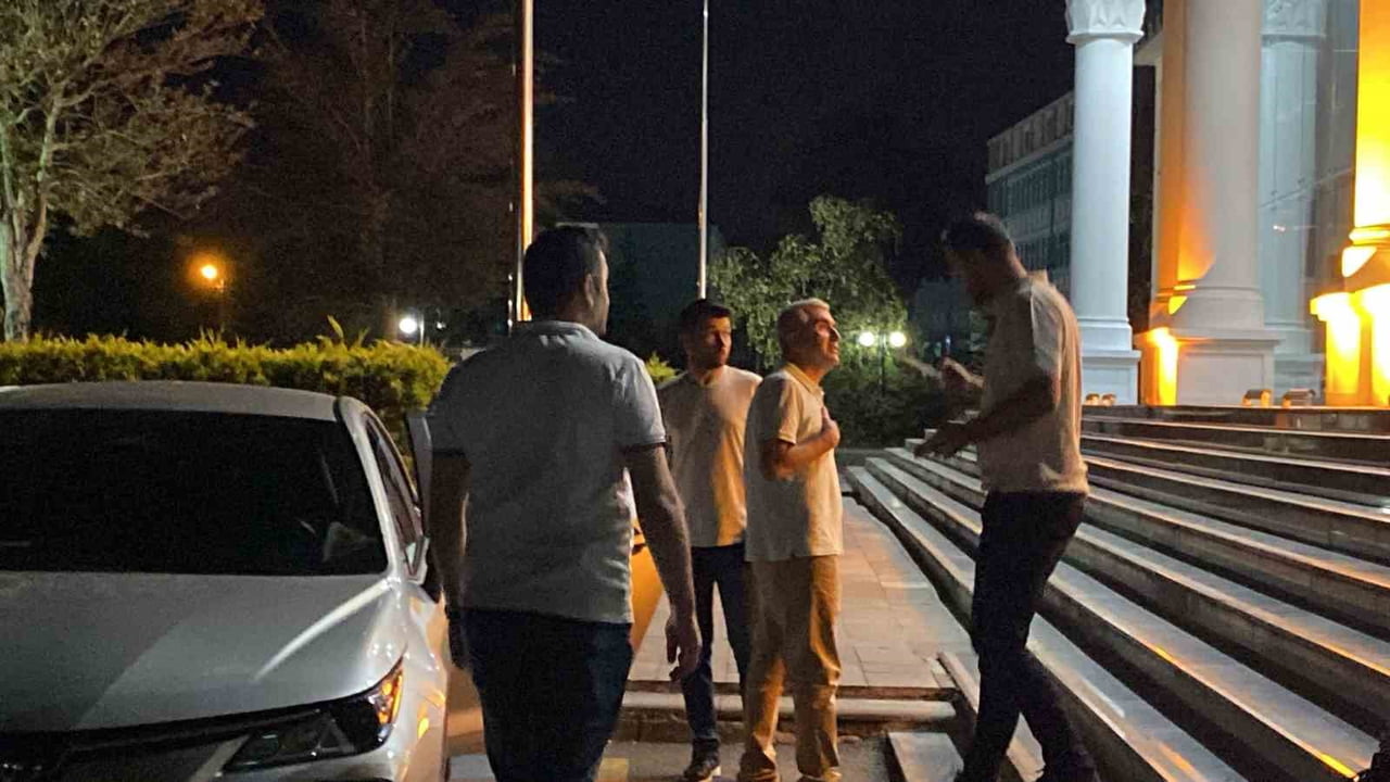 EV HAPSİ KARARIYLA CEZAEVİNDEN TAHLİYE EDİLEN ESKİ AKÇAKOCA BELEDİYE BAŞKANI FİKRET ALBAYRAK...