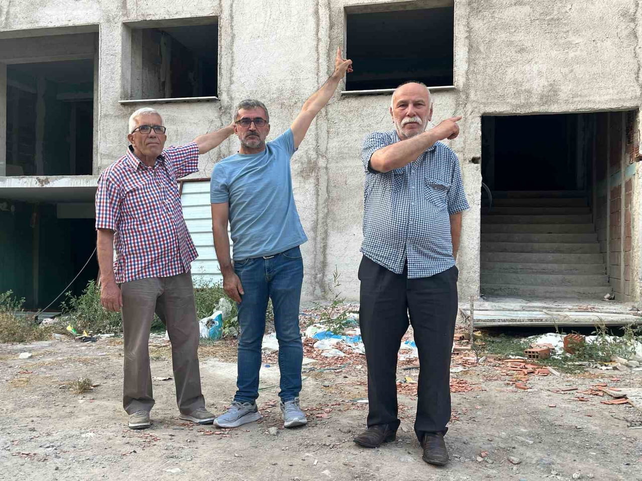 EV SAHİBİ OLMA HAYALİYLE BİRİKİMLERİNİ FİRMAYA VEREN VATANDAŞLAR, MAĞDUR EDİLDİKLERİ GEREKÇESİYLE...