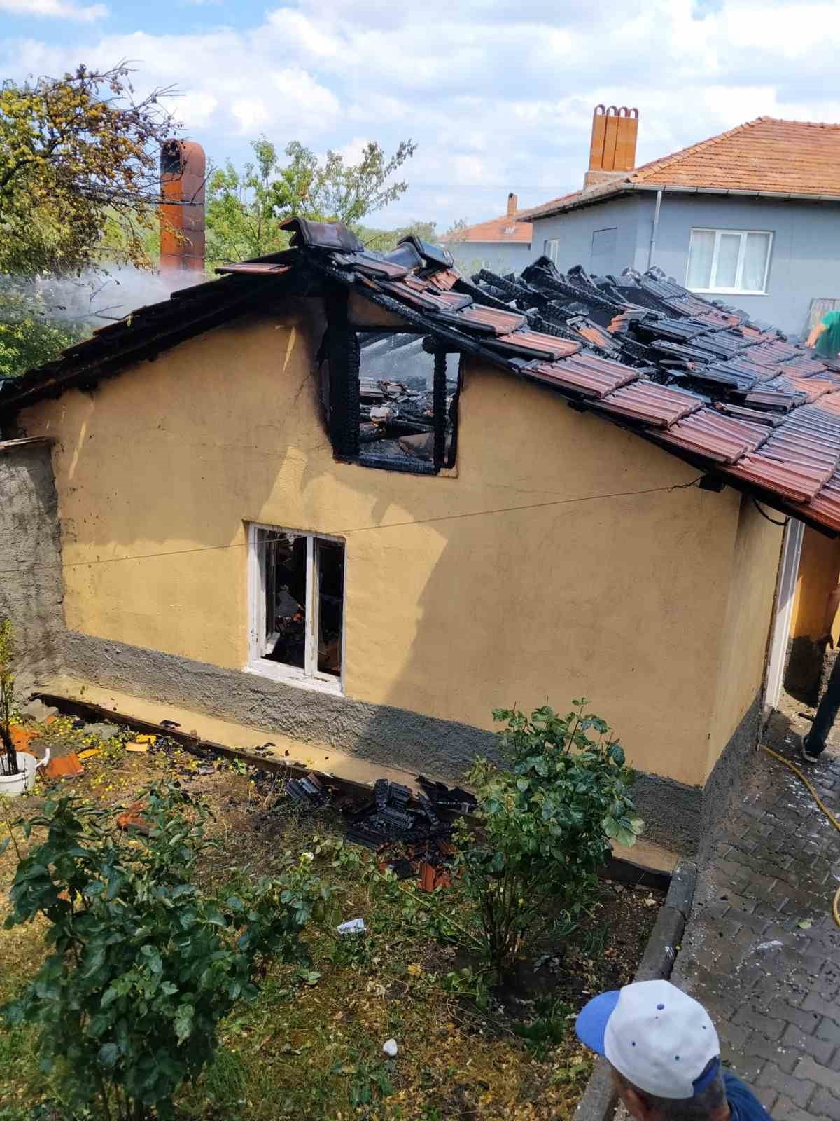 EVDE MADDİ HASAR MEYDANA GELDİ.