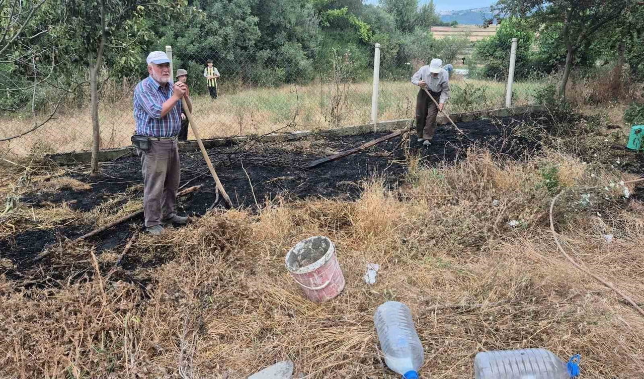 EVİN BAHÇESİNDE ÇIKAN YANGIN KORKUTTU