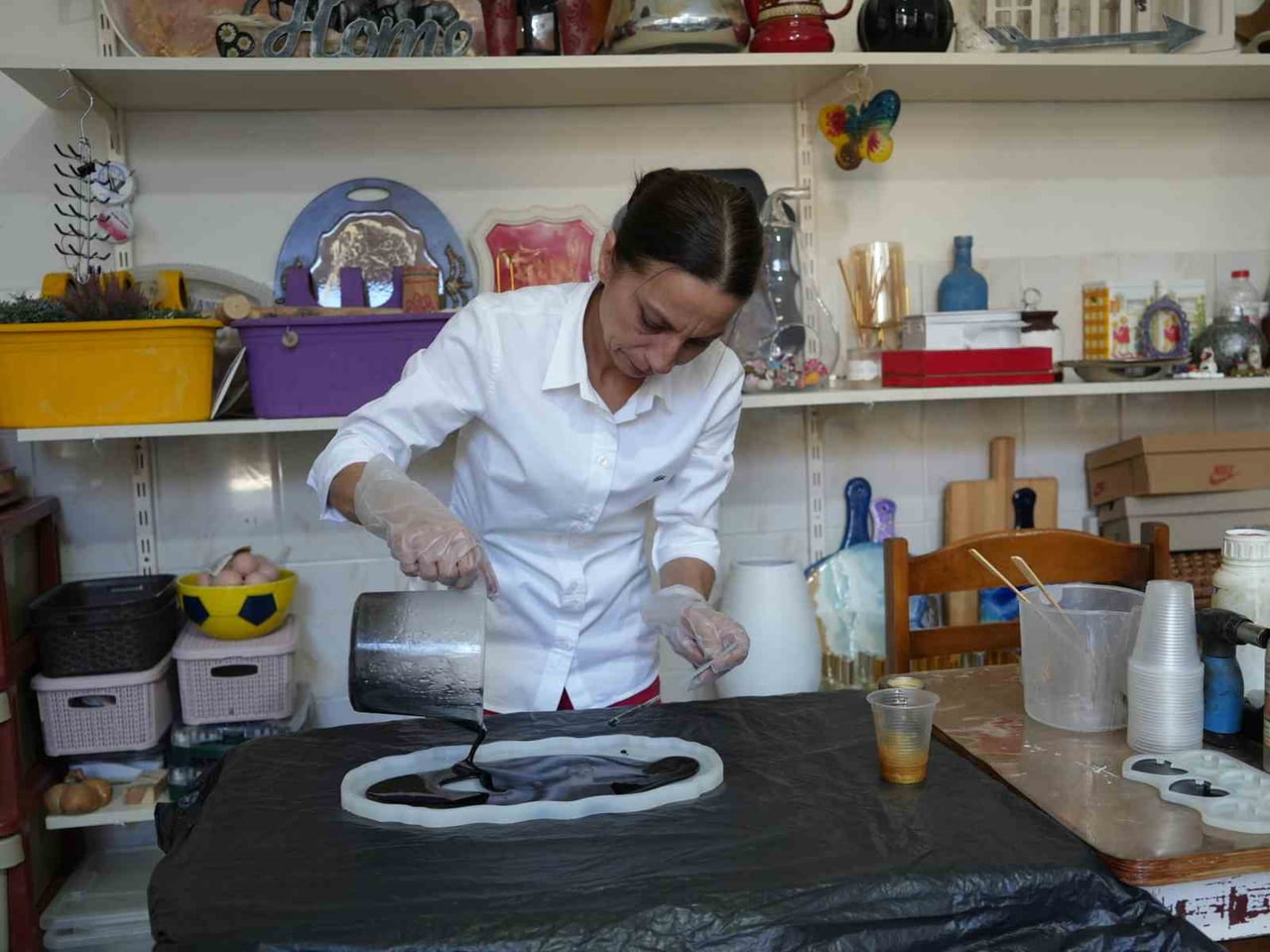 EVİNDE HOBİ AMAÇLI ARKADAŞLARINA HEDİYELİK OLARAK TEK ODADA YAPTIĞI EPOKSİ ÜRÜNLERİ AÇTIĞI...