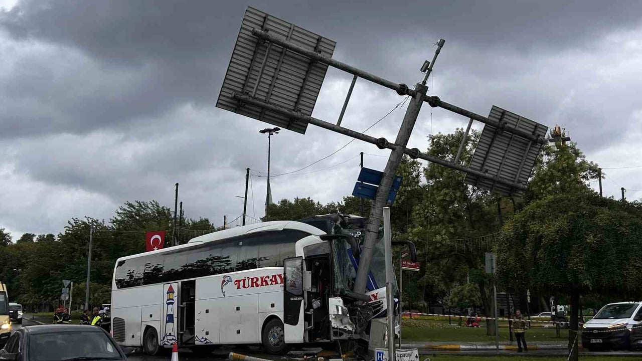 EYÜPSULTAN'DA YOLCU OTOBÜSÜ SÜRÜCÜSÜNÜN DİREKSİYON HAKİMİYETİNİ KAYBETMESİ SONUCU ÖNCE OTOMOBİLE...