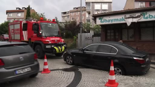 Eyüpsultan’da seyir halinde otomobil, çöken yola düştü