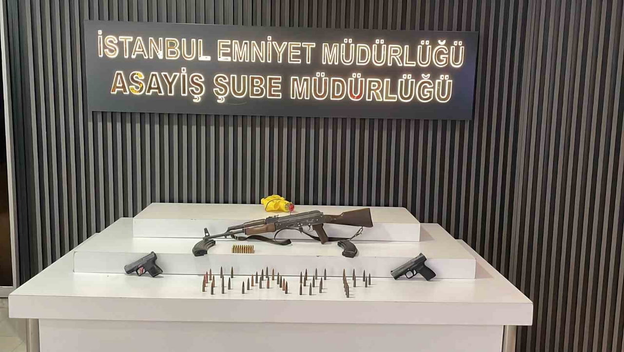 EYÜPSULTAN’DA UYGULAMA YAPAN POLİS EKİPLERİNİN ŞÜPHE ÜZERİNE DURDURDUĞU MOTOSİKLETTE AK-47...