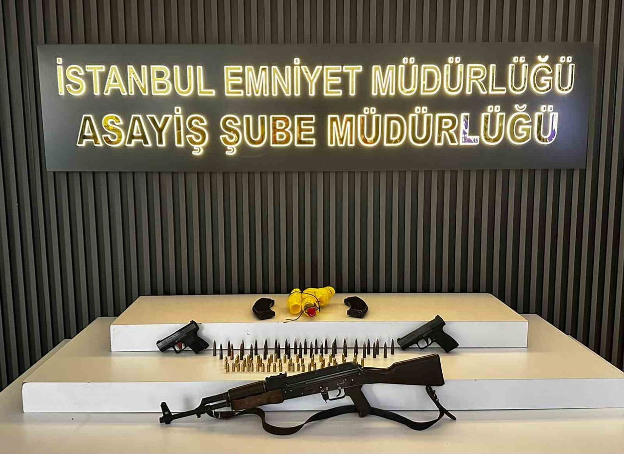 EYÜPSULTAN’DA UYGULAMA YAPAN POLİS EKİPLERİNİN ŞÜPHE ÜZERİNE DURDURDUĞU MOTOSİKLETTE AK-47...