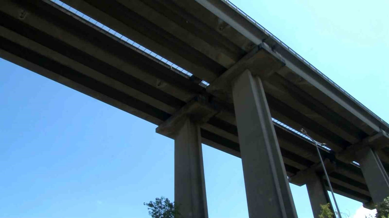 EYÜPSULTAN İLÇESİNDE VİYADÜKTEN DÖKÜLEN BETON PARÇALARI PARK HALİNDEKİ OTOMOBİLİN ÜZERİNE...