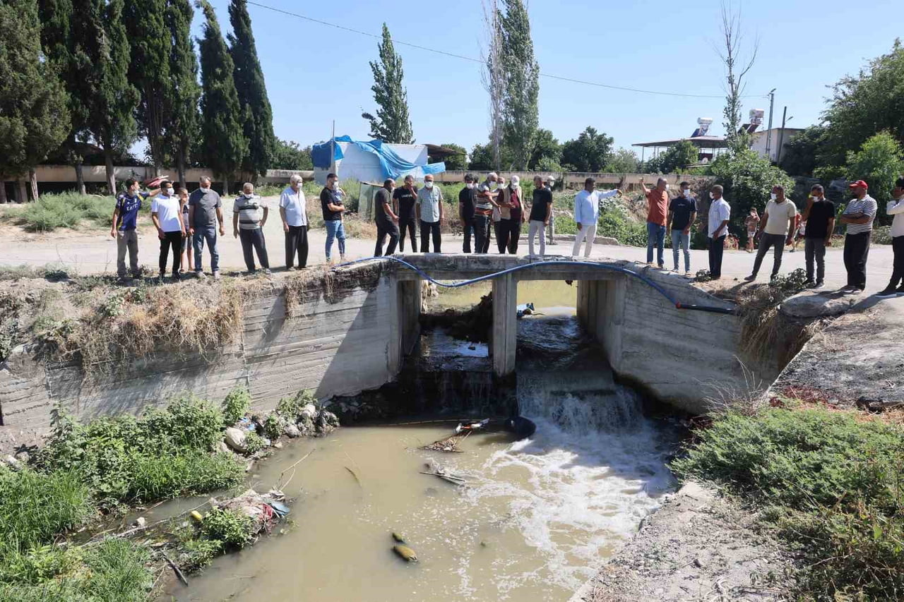 FABRİKA ATIKLARININ BIRAKILMASIYLA YILLAR İÇİNDE ÇÖPLÜK HALİNE GELEN DERENİN KOKUSU VATANDAŞLAR...