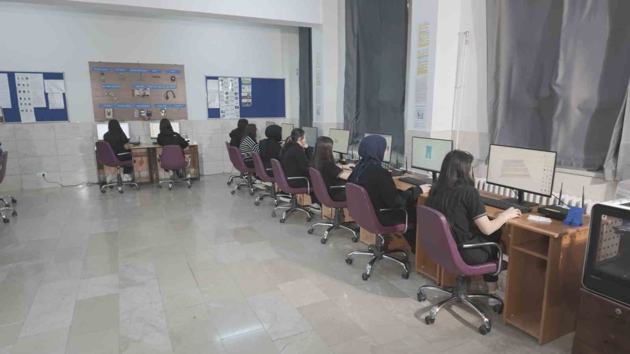 FARKLI ALANLARDA EĞİTİM GÖREN ÖĞRENCİLER, TEORİK BİLGİLERİNİ UYGULAMALI EĞİTİMLERLE PEKİŞTİRİRKEN...