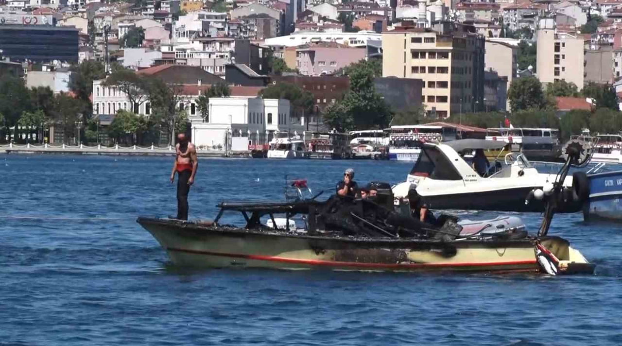FATİH'TE BULUNAN BALAT SAHİLİNDE DENİZ ÜZERİNDEKİ BİR TEKNEDE HENÜZ BELİRLENEMEYEN BİR NEDENLE...