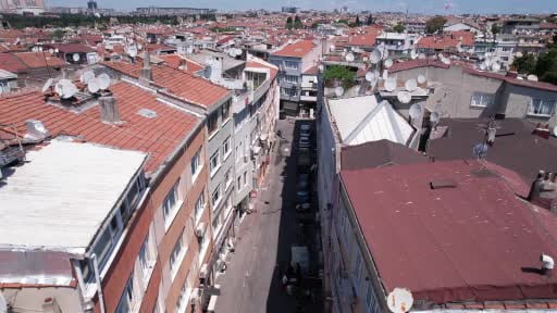 Fatih'te çatısından beton parçaları düşen 3 katlı bina böyle görüntülendi